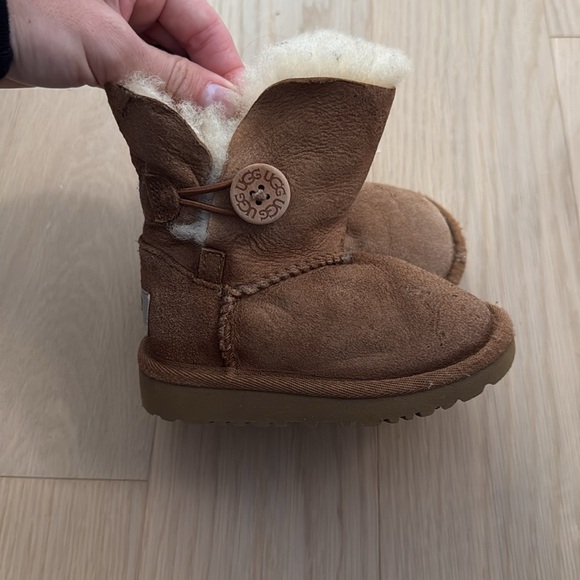 Ugg Bailey Button Toddler size 6 - Picture 2 of 4